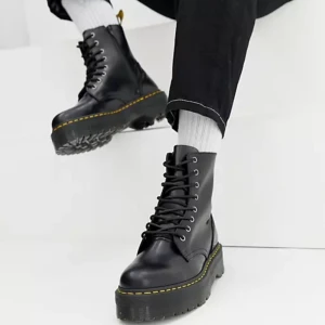 Dr Martens Jadon  - Säljer mina fina stövlar från Dr Martens i modellen Jadon. Den har tjockare plattform sula.  Använt max 5 gånger, i superfint skick!   Tyngre frakt krävs för den, och skickar enbart spårbart! 99 kr extra med postnord. 🥰 