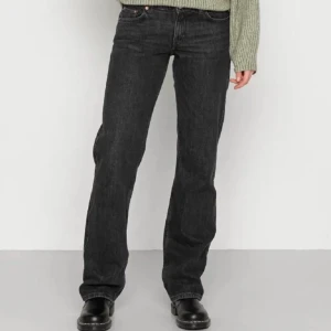 Arrow low  - Superfina populära jeans från weekday. Köpta i butik i våras för 500 men väldigt fint skick. Fler bilder kan skickas privat om så önskas. Pris kan diskuteras vid snabb affär💕 