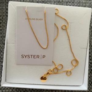 Syster P halsband - Säljer en superfin guldig kedja med 18K guld från Syster P. Har aldrig använt den då det inte är min stil. Nypris 399kr  