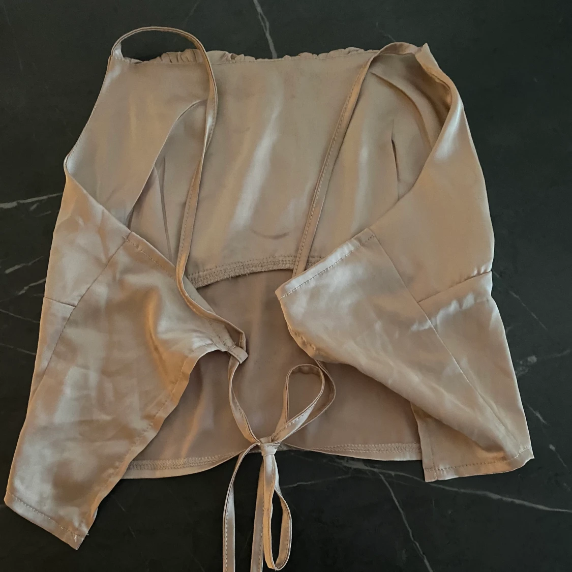 Beige festtopp i glatt tunt material från Shein. Strl. S/36 - 90
