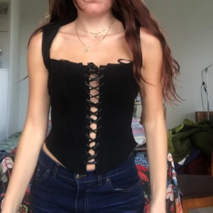 Korsett topp - Svart superfin korsett som jag köpte i en vintage butik i Milano. I bra skick och endast använd ett fåtal gånger. Strl S skulle jag säga