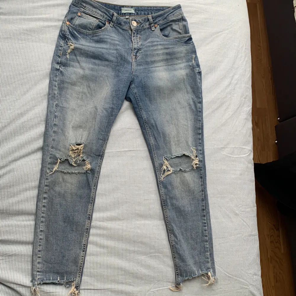 Jeans i söndrig stil från River Island i storlek 12. Skulle säga att dom är med midwaist och en rakare modell. 12 = storlek 40.. Jeans & Byxor.