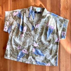Supersnygg äkta Hawaii skjorta. Från märket tapestry. Bra skick. Tror den är gjort i bomull, superskönt att ha på sig oavsett. Möts antingen i Uppsala eller postar 💕
