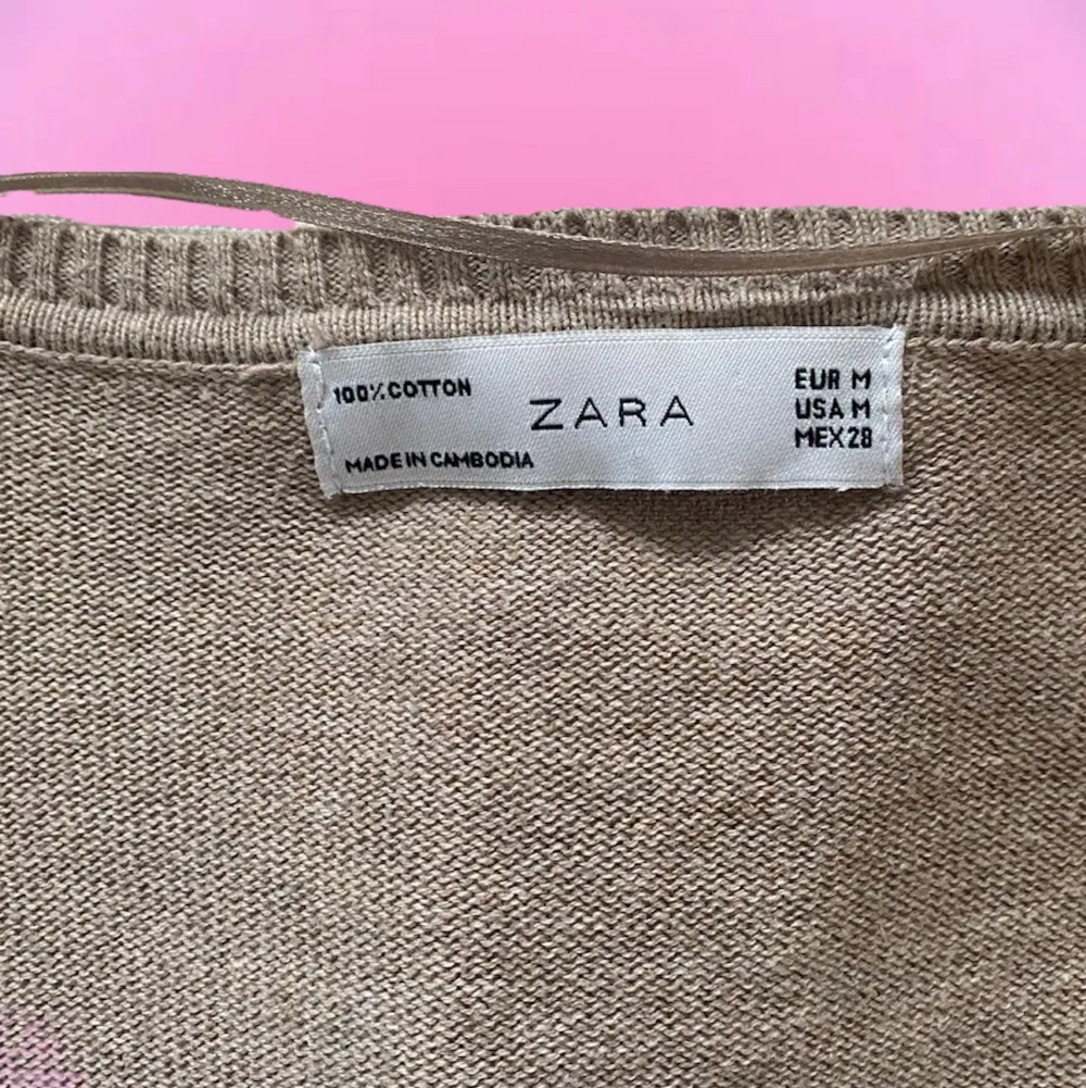 Så söt kofta från Zara med mönster i bra skick! Passar superfint med ett linne under🙌🏼😍 Skulle säga att den sitter mer som en S. Skriv privat vid intresse o frågor💖💖💖. Tröjor & Koftor.