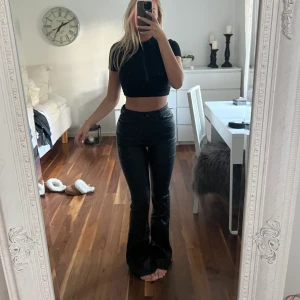 Skinnbyxor - Byxor från köpta från zalando. Märket ör stradivarius. Bra kvalite men skinnet är lite slitet mellan benen. 66kr i frakt som köparen står för 