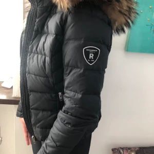 Rock n blue jacka  - Rock n blue jacka med äkta päls. Storlek 34 Finns i Limhamn  Köparen står för frakten  79kr spårbart postnord  Kan hämtas i Limhamn eller överenskommen plats.  Rökfritt hem  