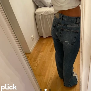 Jeans pull &bear - Super coola jeans från Pull&Bear med slits och snygga slitningar vid knäna⚡️😇. Tyvärr så är dom lite försmå för mig i midjan därav säljer jag dom.