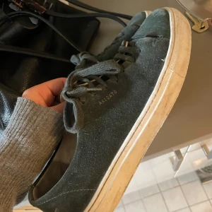 Axel Arigato skor  - Ett par snygga Axel Arigato skor i mocka, inga synliga defekter❤️Har lite mörk mossgrön färg💞