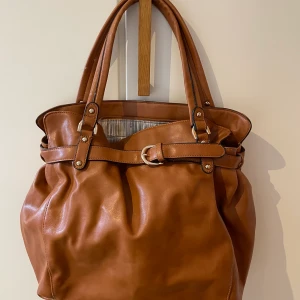 Väska - Rymlig väska i äkta skinn. 