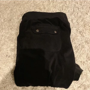 Juicy couture byxor svarta ❤️ - Säljer mina juicy då dom inte passar, ena saken på snörena är av Och dem är lite slitna längst ned till men inget synligt ❤️