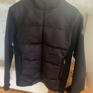Napapijri cardigan/hybrid jacka.  - Hej säljer nu en napapijri jacka som är använd i ungefär 1 månad. Jackan är i väldigt bra skick!  jag säljer den för 599 kr!. Skriv gärna om du är intresserad, även om du vill ha fler bilder. 