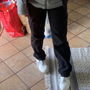 Svarta cargobyxor! - Köpte för 559kr, säljer för 250kr❤️Knappt använda, säljer för att de är för små. Köpta på Zalando 🫶