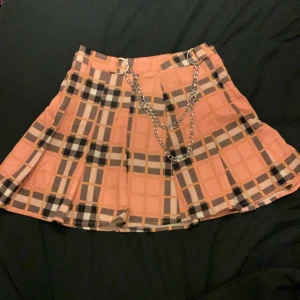 S - Jätte fin kjol och bra och ha men jag kan tyvärr inte ha den längre!