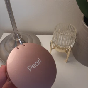 Pearl Powerbank - • Köpt för 349 kr • Har en stor upplysningsbar spegel • Lampan har starkt bra ljus • Pris kan diskuteras  • Använd fåtal gånger