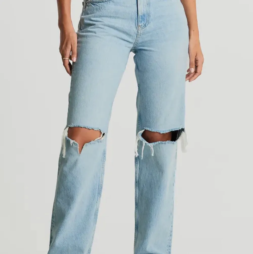 Ett par ljusblåa jeans med hål från Gina! Knappt använda💕🫶🏼 90s high waist jeans. Passar mig som brukar ha 36. Jeans & Byxor.