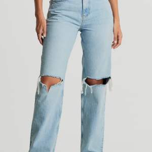 Ett par ljusblåa jeans med hål från Gina! Knappt använda💕🫶🏼 90s high waist jeans. Passar mig som brukar ha 36