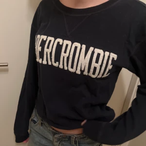 Blå tröja  - Sjukt fin och skön tröja perfekt nu till hösten och vintern. Vid frågor är det bara att höra av er! Köparen står för frakten💕