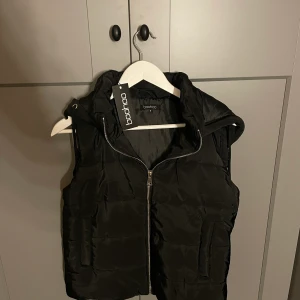 Väst - Jag säljer min väst som är helt oanvänd. Prislappen är kvar. Västen är från Boohoo och är helt slutsåld där💗Så den är i fint skick. Den kostar ny 720kr jag säljer den för 200kr💗 Priser kan självklart diskuteras. Västen är i storlek S och sitter fint.