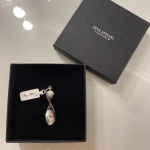 Halsband Eva Attling - Super fint silver halsband från Eva Attling som inte har kommit till användning därav som ny. Nypris 1900 kronor, den är glansig på ena sidan och matt på andra som syns på bilderna! Kan mötas upp annars står köparen för frakten!