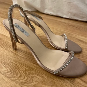 Klackskor från Nelly  - Super fina klackar köpte för ca 1 år sedan från Nelly, inte speciellt använda så dom är i fint skick! (Färgen framgår inte så tydligt men skulle säga att dom är lite lila/nude/grå) Köparen står för frakten💕💕