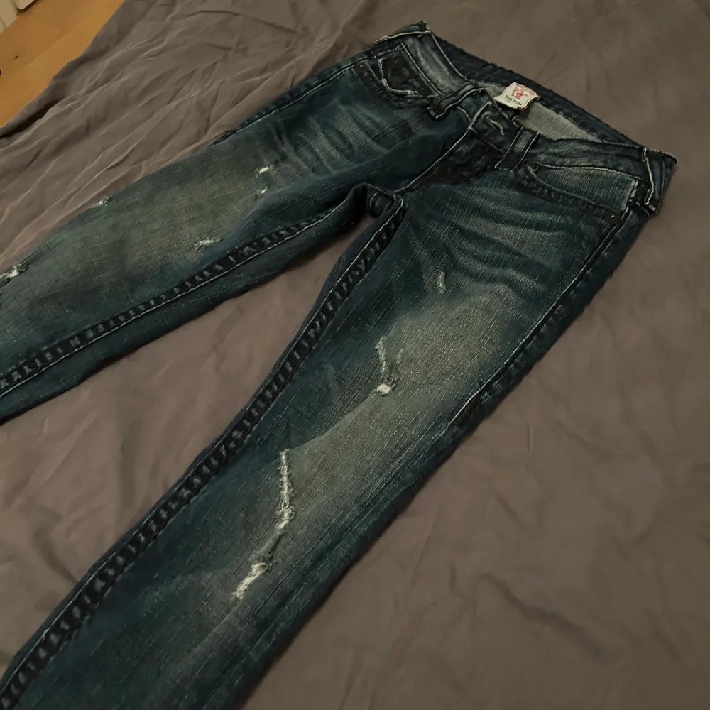 Säljer dessa snygga jeans från tru religion, de är i bra skick och har inga defekter. Skriv för fler bilder eller frågor, säljer pgd att dom är för långa ❤️❤️. Jeans & Byxor.