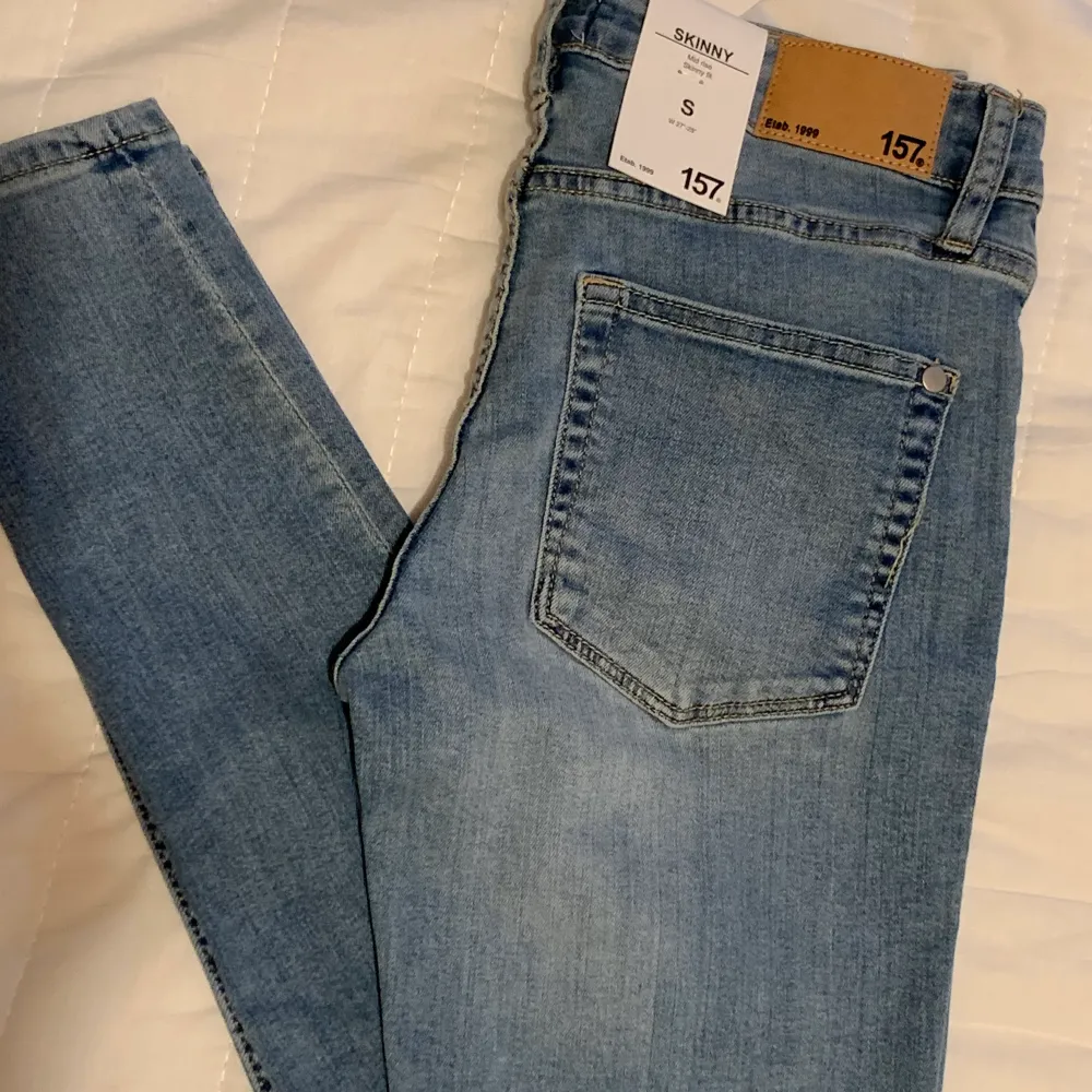 Ett par jeans från 157. Helt ny och lapppriset kvar.  Säljer pga är för litet för mig. Skriv om du vill ha fler bilder. 💕 . Jeans & Byxor.