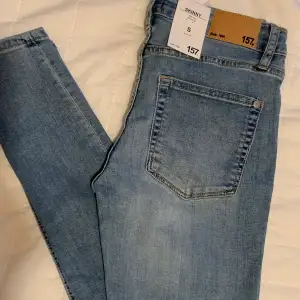 Ett par jeans från 157. Helt ny och lapppriset kvar.  Säljer pga är för litet för mig. Skriv om du vill ha fler bilder. 💕 