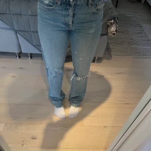 Zara Jeans! - Säljer mina mid waist zara jeans. Använt ett fåtal gånger och i mycket bra skick.  Dem är i storlek 34.