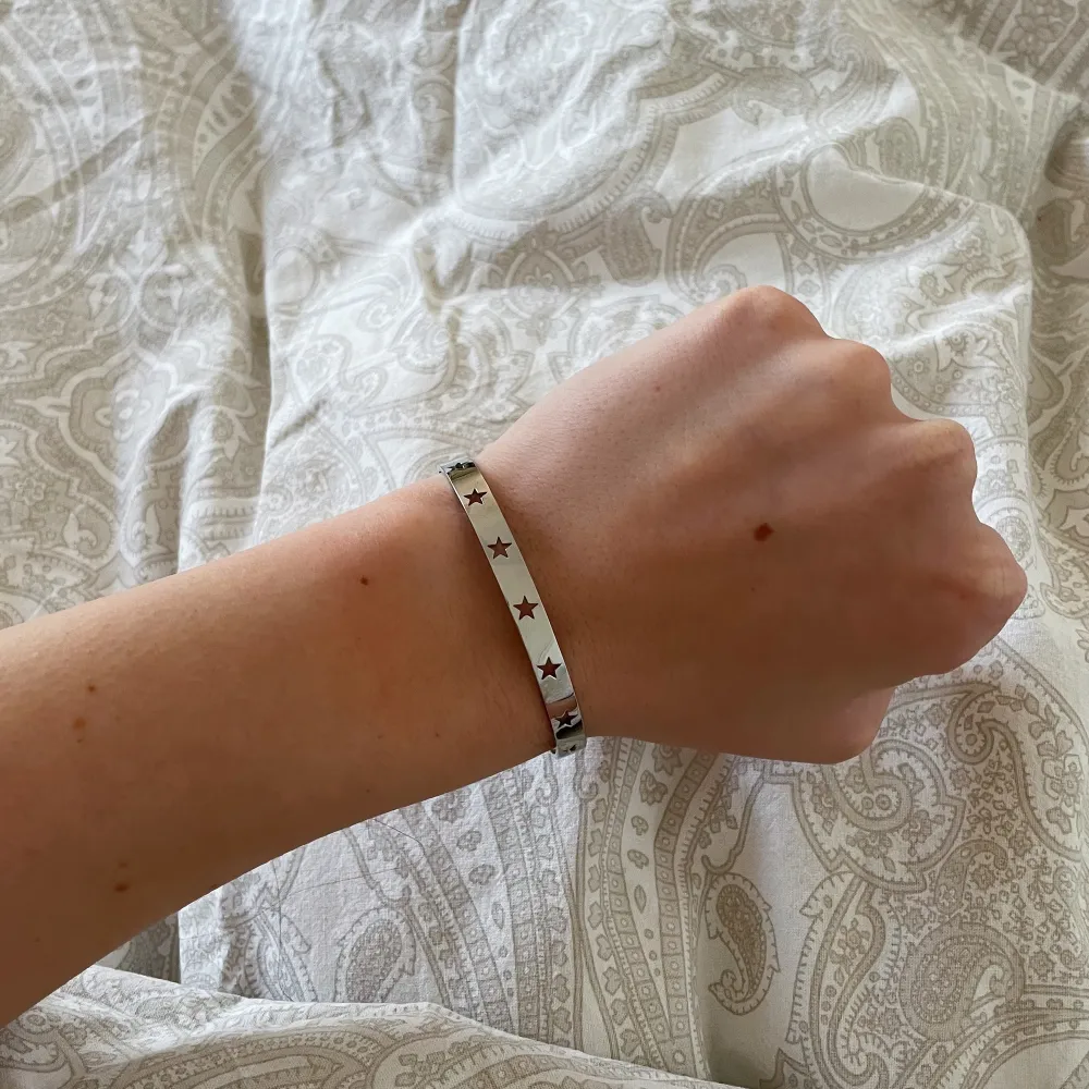 Cuffbracelet med stjärnor! Armbandet är töjbart så man kan ändra storleken så att den sitter perfekt. Materialet är rostfritt stål. Frakten ligger på 15kr.. Accessoarer.