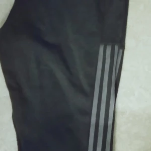 ADIDAS Byxor M - Regular fit, oanvända ca en månad gamla. Nypris 500kr