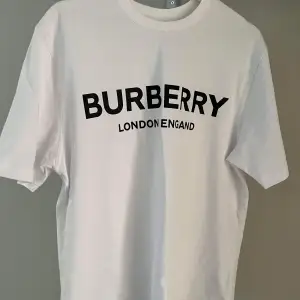 Burberry t shirt, storlek S och aldrig använt då den inte passar mig, Fick den som gåva från min farbror som bor i UK. Den är oversize och passar mer M storlek. 