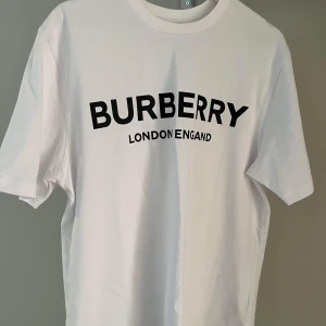 Burrbery T shirt - Burberry t shirt, storlek S och aldrig använt då den inte passar mig, Fick den som gåva från min farbror som bor i UK. Den är oversize och passar mer M storlek. 