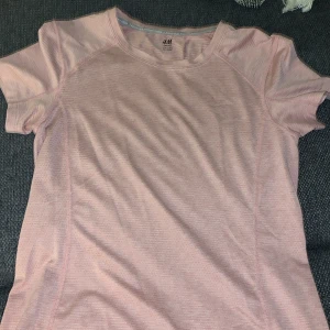 Träningströja - Ljusrosa tränings t-shirt från HM. Knappt använd. Väldigt skön! Köparen betalar frakt.