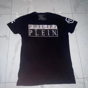 PP tröja S - Philipp Plein tröja passar storlek S bäst. Lägger ut ny annons pågrund av oseriös köpare. Present från min kompis tror inte den är äkta :)