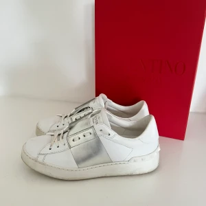 Valentino skor - Valentino skor i strl 37, kommer med skolåda - skriv om ni har frågor eller vill ha fler bilder 🙌🏼 