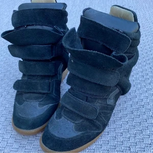 Isabella marant - Säljer mina äkta Isabella marant i svart som är använda ett fåtal gånger💗