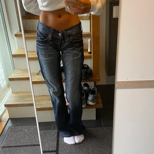 Lågmidjade Jeans - Intressekoll på dessa supersnygga vintage lågmidjade jeansen. Det är ett original och i fint skick! Har 2 knappar som man kan ändra storlek i midjan med. Dyrt märke,jeansen går ej att få tag på längre 