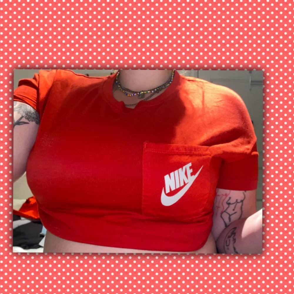 Röd t shirt från märket ”Nike”. Knappt använd. Är i mycket gott skick! Storlek: M❤️❤️❤️ (ser ut som en magtröja på bilden men är igentligen bara en vanlig t-shirt som jag vikt upp 😅😅). T-shirts.