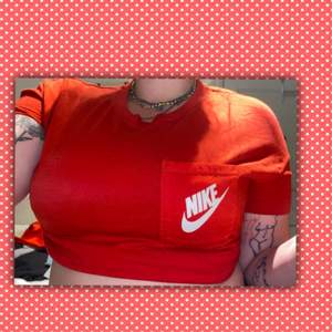 Röd t shirt från märket ”Nike”. Knappt använd. Är i mycket gott skick! Storlek: M❤️❤️❤️ (ser ut som en magtröja på bilden men är igentligen bara en vanlig t-shirt som jag vikt upp 😅😅)