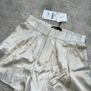 Shorts i beige satin från zara, oanvända!