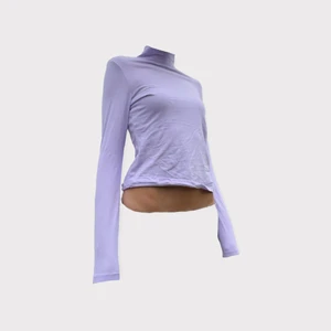 Topp med turtleneck - Cool ljuslila turtlenecktopp från Monki 🕺🏻 Lång i ärmarna, mjukt och skönt material! Toppenskick, aldrig använd. 