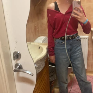 Långärmad tröja - Väldigt skönt och mjukt material, den är storlek 150 men om man e 155+ så är den lite tajt vilket jag tycker är bra, den ramlar inte ner om man har den nedanför axeln, knapparna har bra fäste.