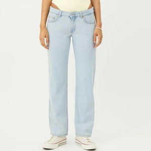 PERFEKTA lågmidjade jeansen från weekday  - Köpta här på plick men aldrig använda då dem tyvärr var för små💞 As snygga slitningar längst ned som gör dem lite mer unika!