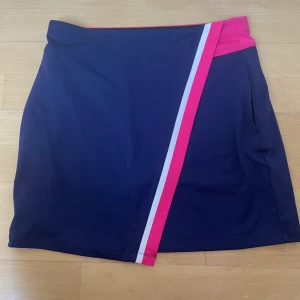 Golfkjol callaway - Golfkjol från callaway. Använd ca 3 ggr Har tre fickor, två där fram en där bak  Säljes då den den inte passar