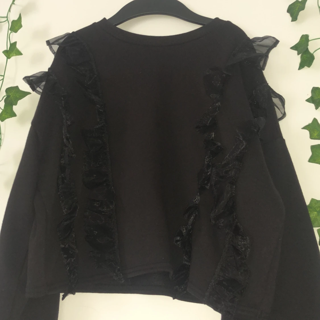 Svart volang tröja