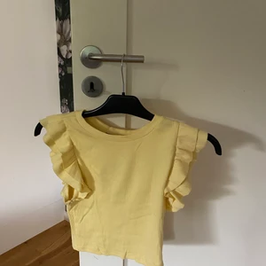 Gul volang topp - Supersöt topp från zara. Storlek 36, 40 kr + frakt💕