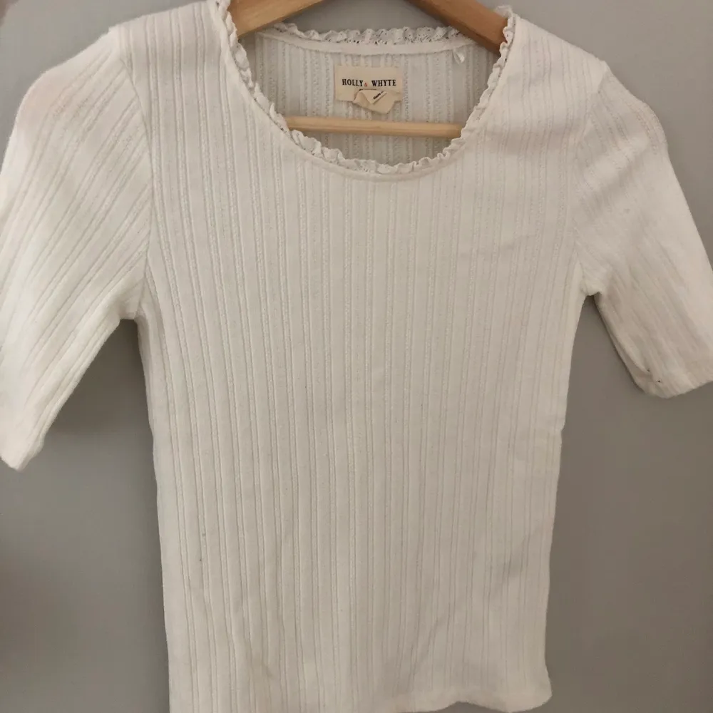 Säljer denna vita tröja från Lindex egna märke Holly & Whyte med lite spets vid halsen. Den är i ny skick utan några fläckar. Säljer då den ej kommit till användning. Köpt för 299 kr. Kom privat vid intresse, flera bilder eller om ni har några frågor 💕.. Toppar.