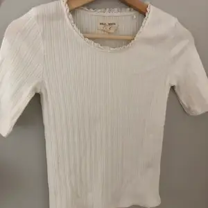 Säljer denna vita tröja från Lindex egna märke Holly & Whyte med lite spets vid halsen. Den är i ny skick utan några fläckar. Säljer då den ej kommit till användning. Köpt för 299 kr. Kom privat vid intresse, flera bilder eller om ni har några frågor 💕.