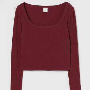 En jättefin basic ribbad urringad röd tröja från H&M❤️🥰🔥 100 kr (frakt ingår)
