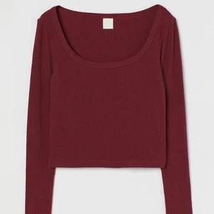 Röd ribbad tröja - En jättefin basic ribbad urringad röd tröja från H&M❤️🥰🔥 100 kr (frakt ingår)